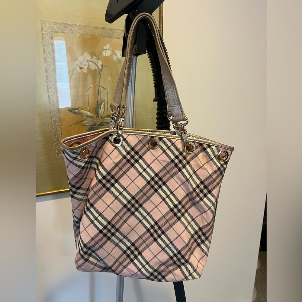 Burberry reversible Pink Tote with Gold Details - Picture 6 of 10